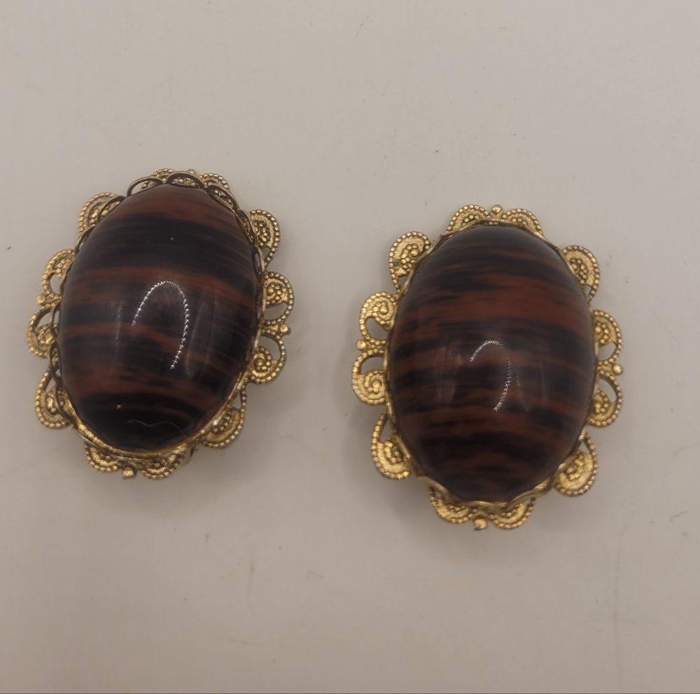 Gold-Tone Vintage Brown Swirl Cabochon Vintage Earrings